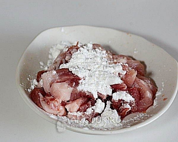 Посыпать мясо крахмалом