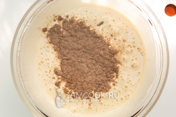 Всыпать какао и муку