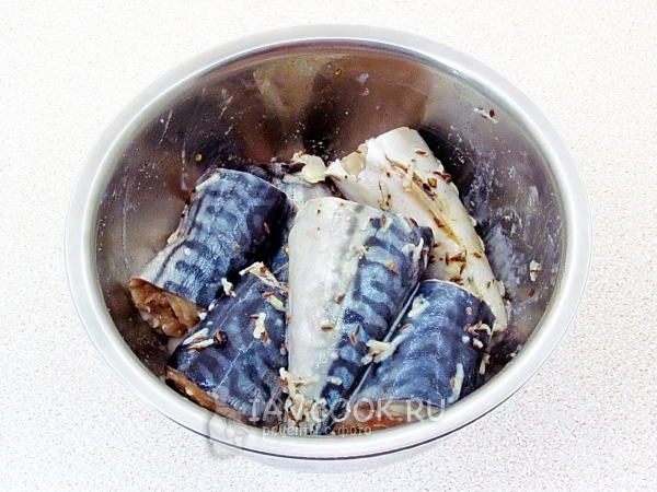 Смешать рыбу с маринадом