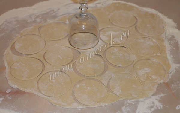 вырезание теста для пельменей, фото