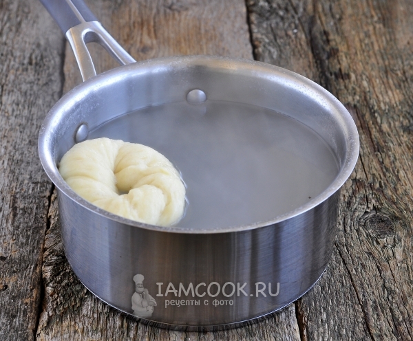 Положить колечки из теста в кипяток