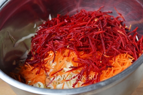 Соединить овощи в миске