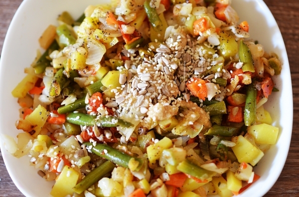 Посыпать рагу семенами кунжута