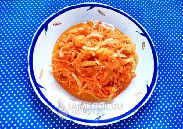 Обжарить лук и морковь