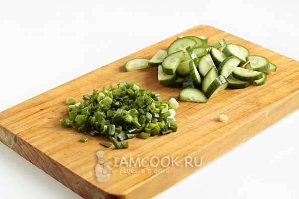 Порезать лук и огурцы