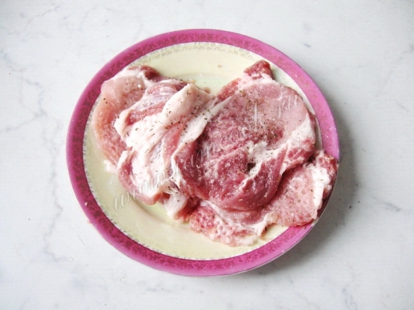 Приправить мясо