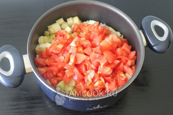 Положить помидоры к овощам