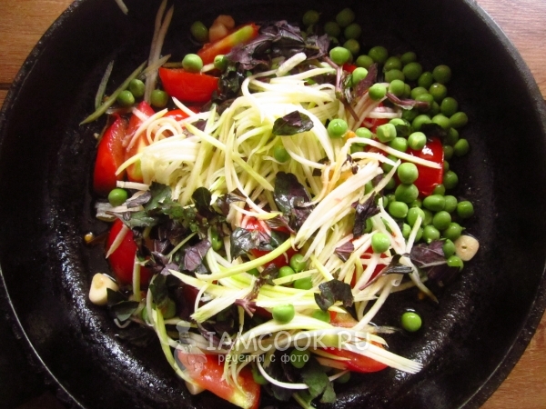 Положить горошек, кабачок и базилик