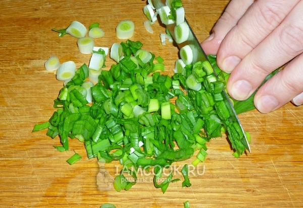 Нарезать зеленый лук