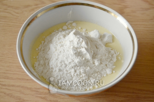 Всыпать муку