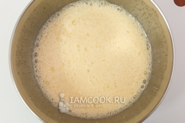 Взбить яйца с сахаром и солью