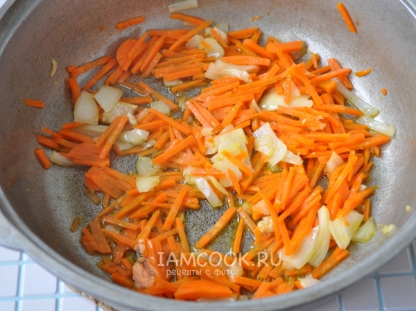 Обжарить лук и морковь