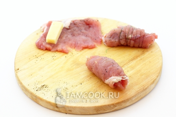 Завернуть сыр в мясо