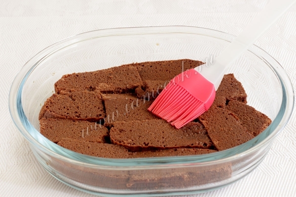 Выложить бисквит