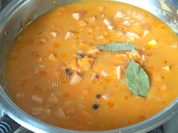 Как приготовить подливу с колбасой к макаронам?