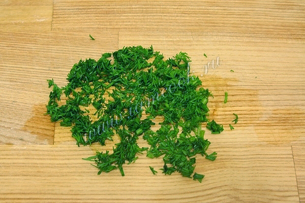 Мелко порубить зелень