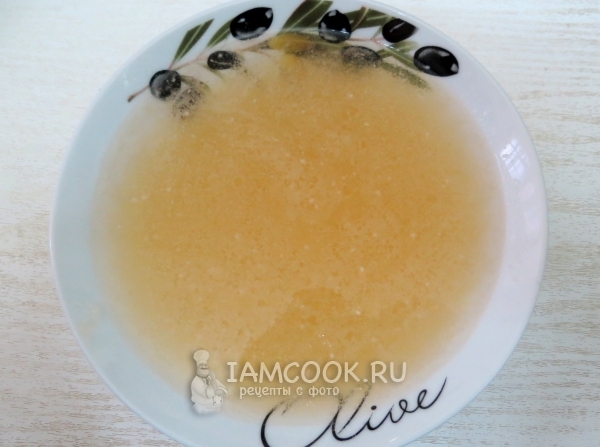 Положить в бульон желатин