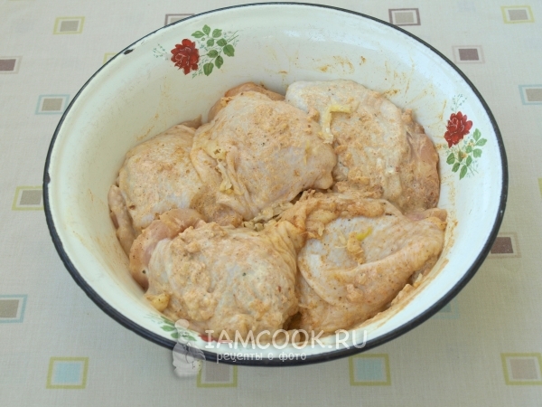 Натереть курицу смесью