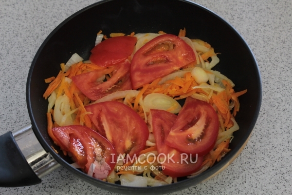 Обжарить лук, морковь и помидоры