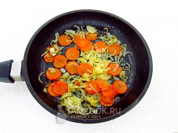 Обжарить лук с морковью