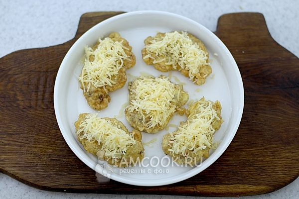 Посыпать отбивные сыром