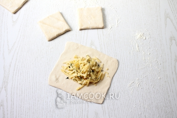 Выложить начинку на тесто