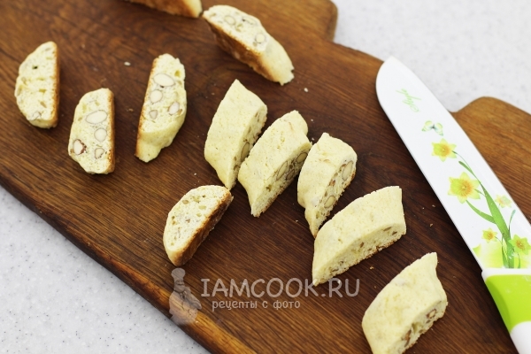 Нарезать печенье Кантучини с орехами