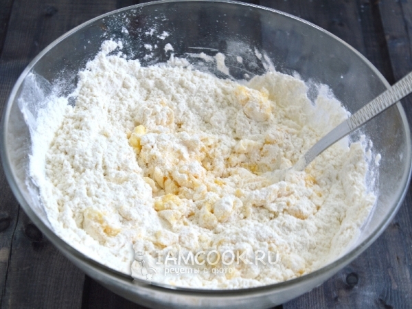 Насыпали муки и соли