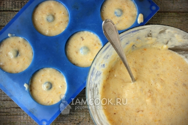 Перелить тесто в форму