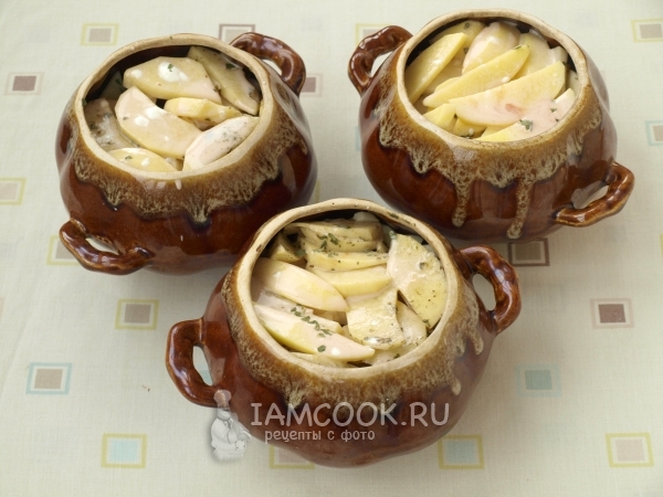 Вылить соус в горшочки