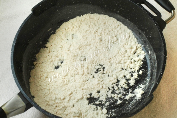 Мука на сковороде