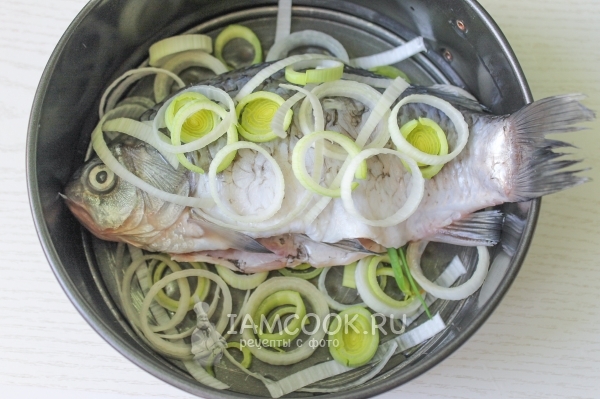 Положить на рыбу лук