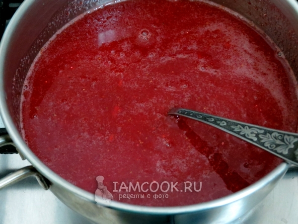 Нагреть фруктовую смесь