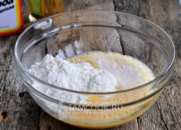 Добавить майонез, сметану и муку