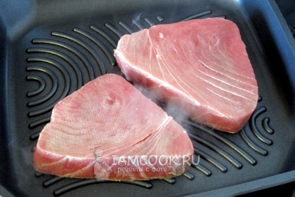 Выложить стейк на сковороду