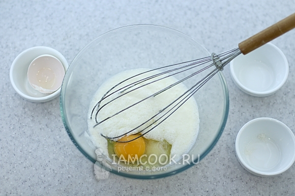 Смешать яйцо с солью и сахаром