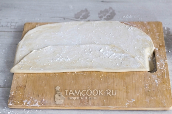 Присыпать тесто крахмалом