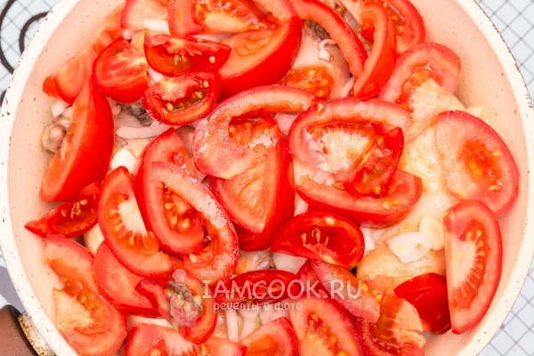 Положить овощи к курице