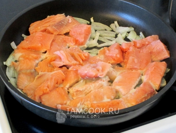 Добавить на сковороду рыбу