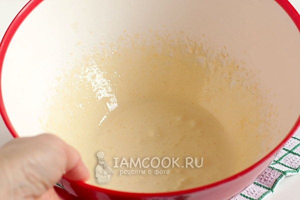 Взбить желтки с сахаром