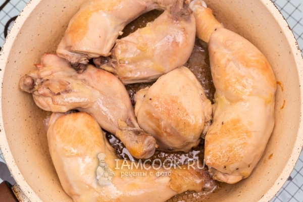 Обжарить курицу