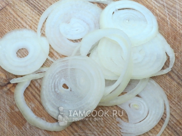 Нарезать лук кольцами