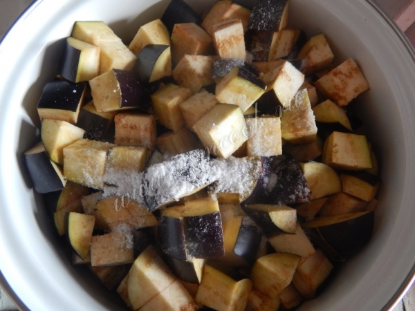 Посолить баклажаны