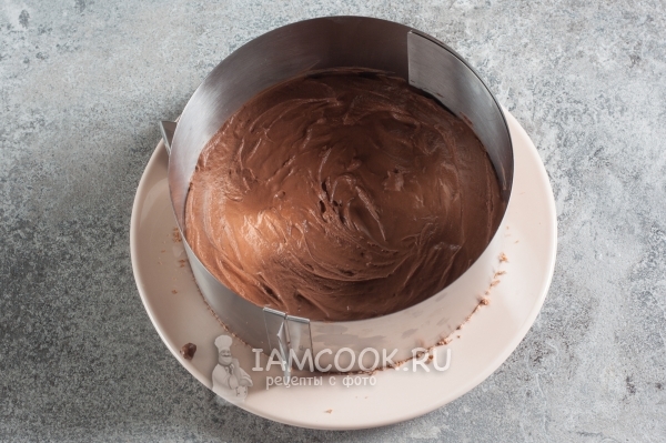 Намазать на корж шоколадный крем