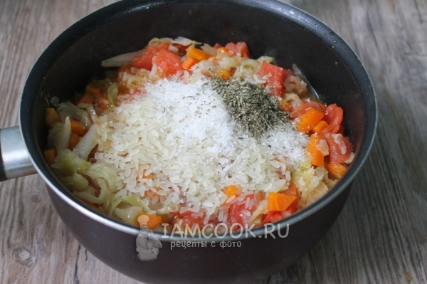 Положить специи и соль