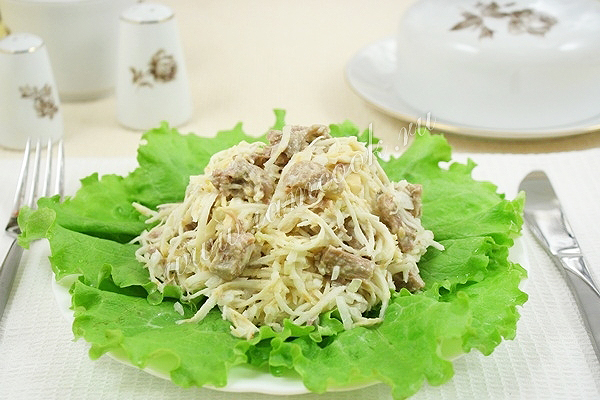 Рецепт мясного салата с маринованным сельдереем