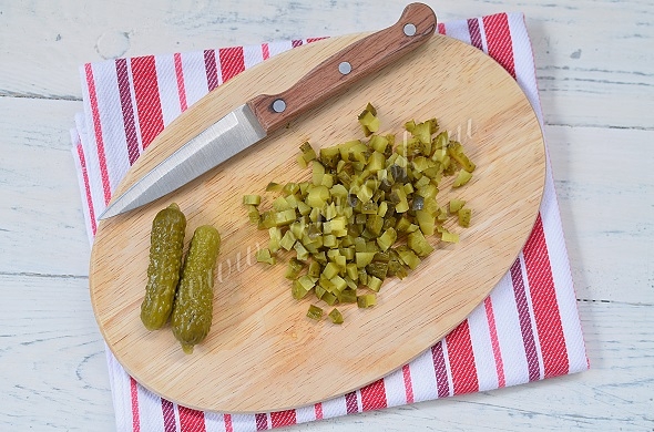 Нарезенный соленый огурец