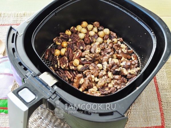 Обжарить орехи