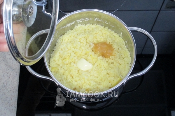 Положить масло и мед