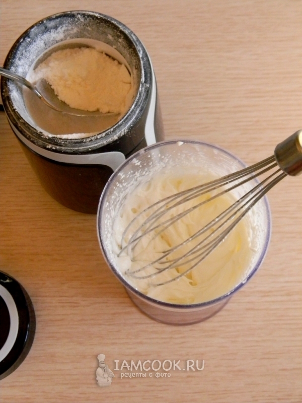 Взбить сливки с сахарной пудрой